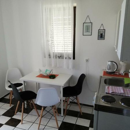 Apartmani Laura โตรกีร์ ภายนอก รูปภาพ