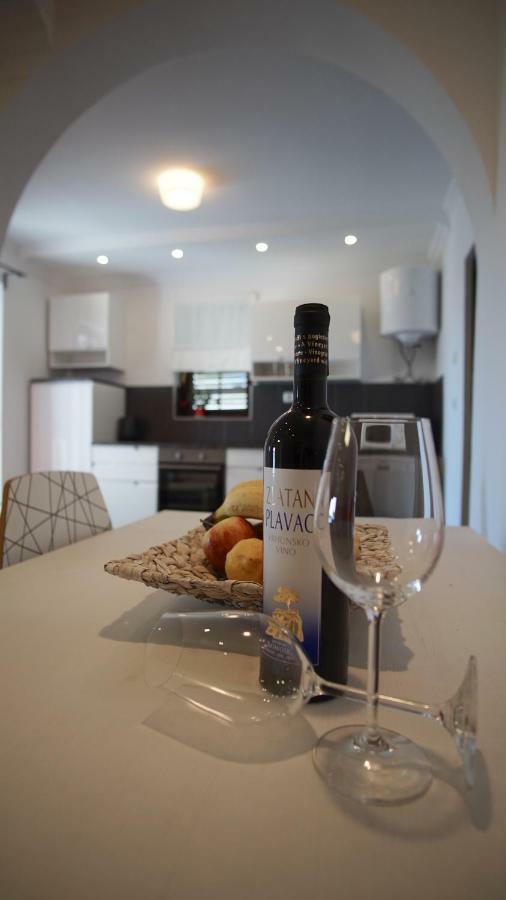 Apartmani Laura โตรกีร์ ภายนอก รูปภาพ
