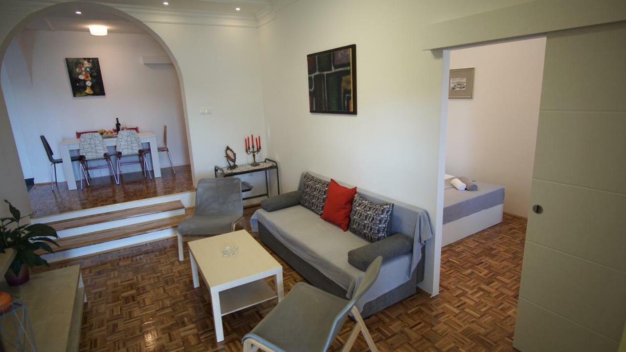 Apartmani Laura โตรกีร์ ภายนอก รูปภาพ