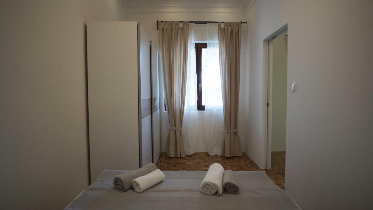 Apartmani Laura โตรกีร์ ภายนอก รูปภาพ