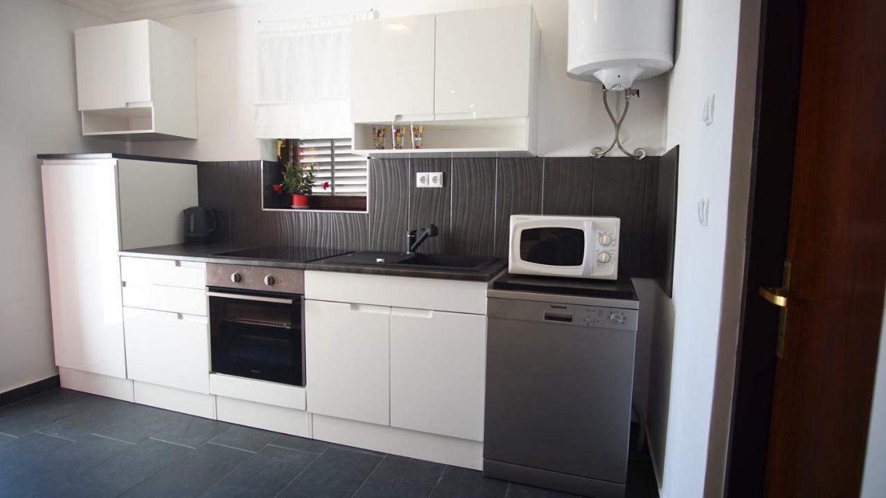 Apartmani Laura โตรกีร์ ภายนอก รูปภาพ