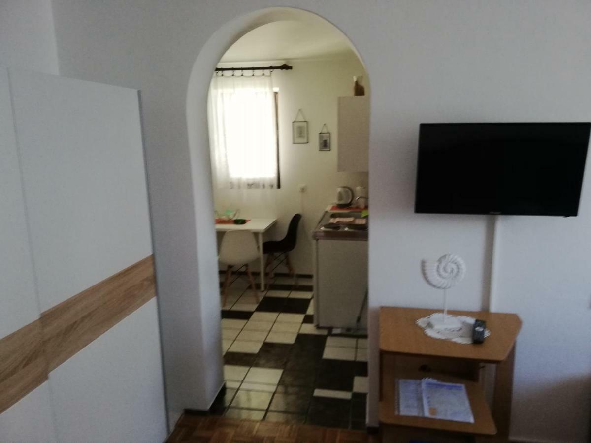 Apartmani Laura โตรกีร์ ภายนอก รูปภาพ