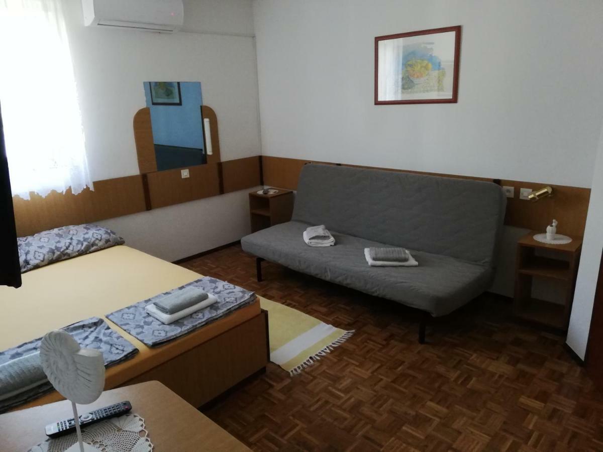 Apartmani Laura โตรกีร์ ภายนอก รูปภาพ