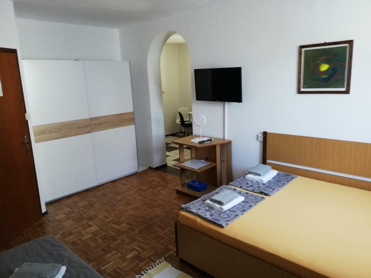 Apartmani Laura โตรกีร์ ภายนอก รูปภาพ