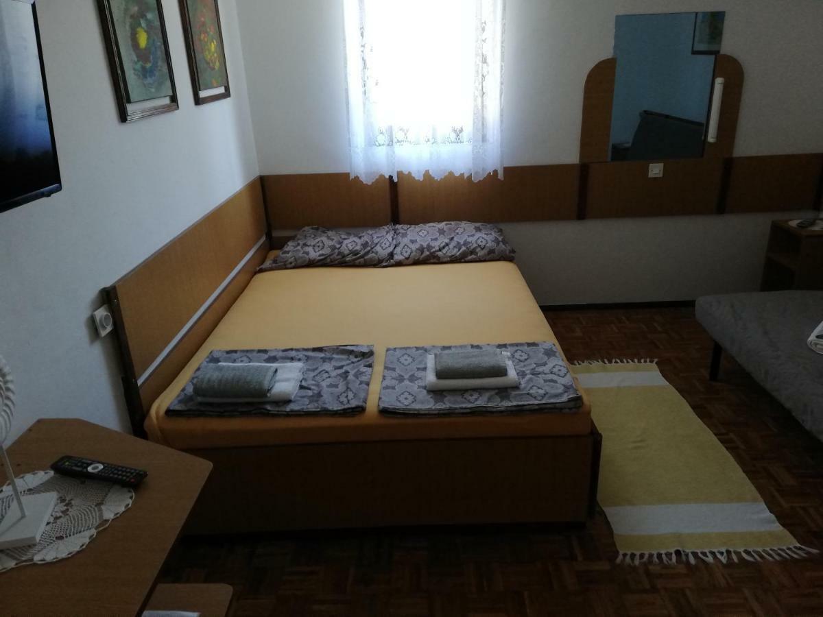 Apartmani Laura โตรกีร์ ภายนอก รูปภาพ