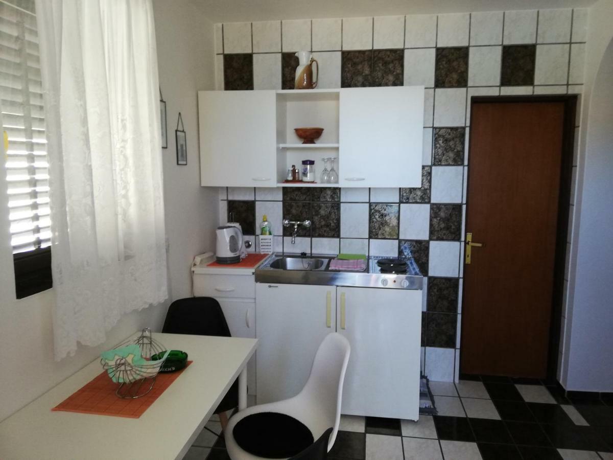 Apartmani Laura โตรกีร์ ภายนอก รูปภาพ