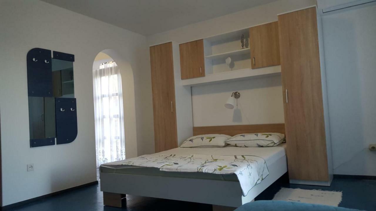 Apartmani Laura โตรกีร์ ภายนอก รูปภาพ