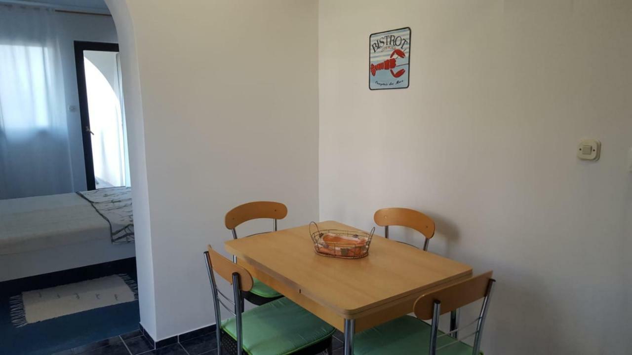 Apartmani Laura โตรกีร์ ภายนอก รูปภาพ
