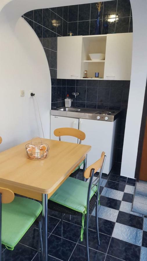 Apartmani Laura โตรกีร์ ภายนอก รูปภาพ