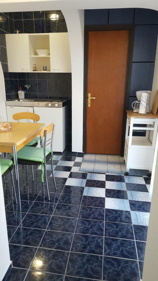 Apartmani Laura โตรกีร์ ภายนอก รูปภาพ