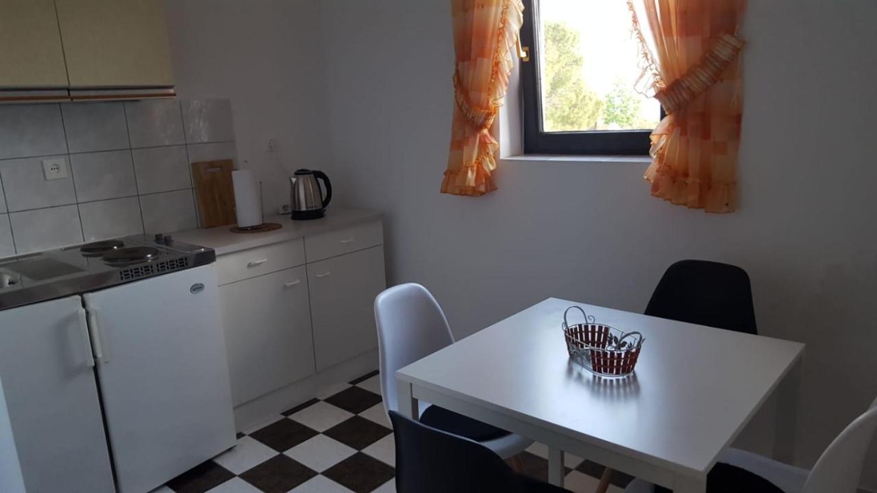Apartmani Laura โตรกีร์ ภายนอก รูปภาพ